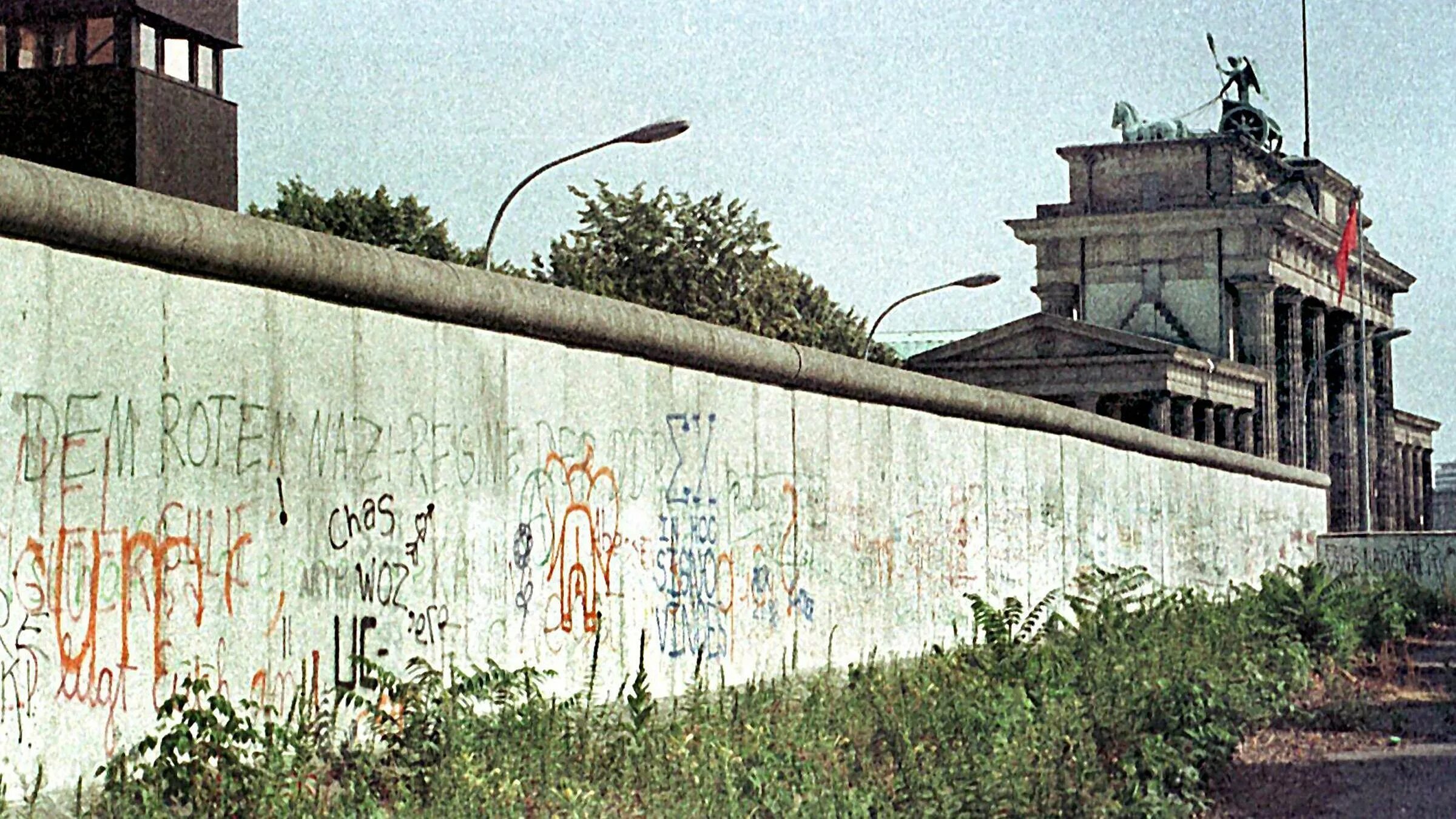 Фрг и гдр берлинская стена. Берлинская стена ГДР. Берлинская стена 1961. Берлинская стена 1979. Берлинская стена ГДР 1961.