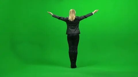 Поза на зеленом фоне