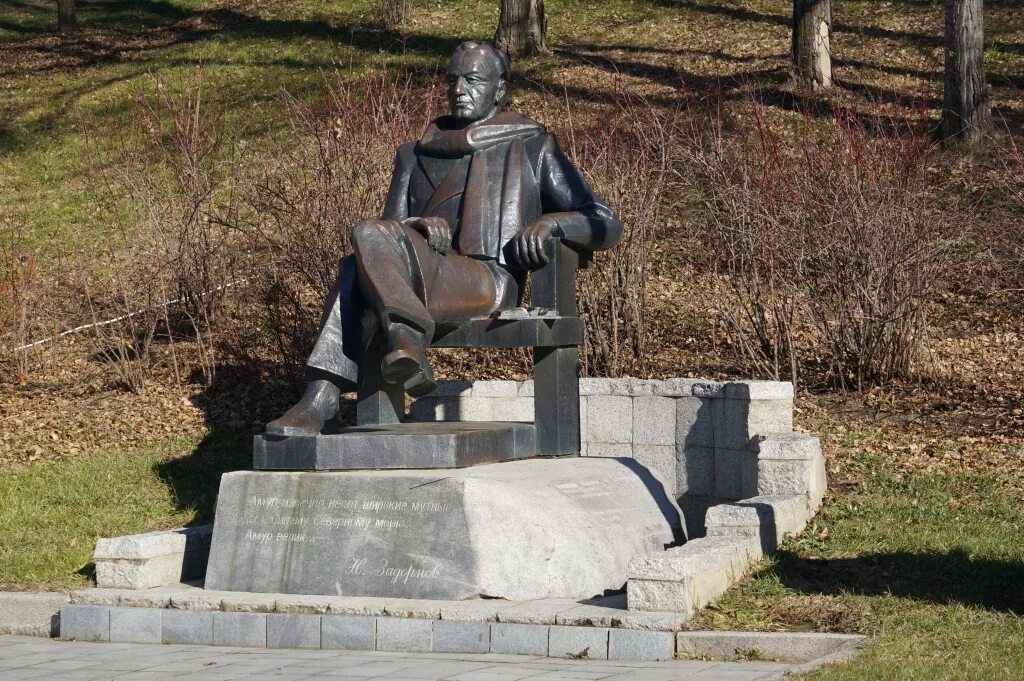 В каком селе установлен памятник арсеньеву. Памятник невельскому в хабаровске. памятник задорнову в хабаровске. памятник геннадию ивановичу невельскому в хабаровске. памятники на набережной хабаровска.