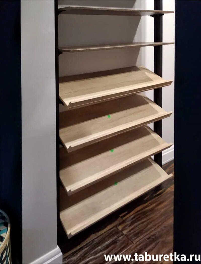 полка для обуви наклонная в гардеробную. наклонные полки для обуви. наклонные полки для обуви в гардеробной. наклонные полки под обувь. компактная обувная полка.