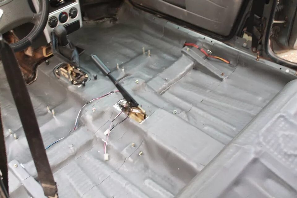 Замена днища на приора. Замена днища на приора. Ремкомплект днища приора хэтчбек. Ремкомплект днище ваз приора. Обработка дна автомобиля в салоне.