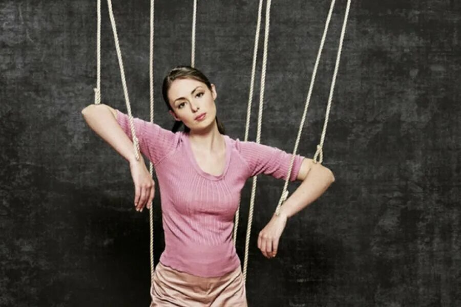 Манипуляция. Как манипулировать книга. Манипуляция женщиной. Женщина доминант. Манипулирование людьми.