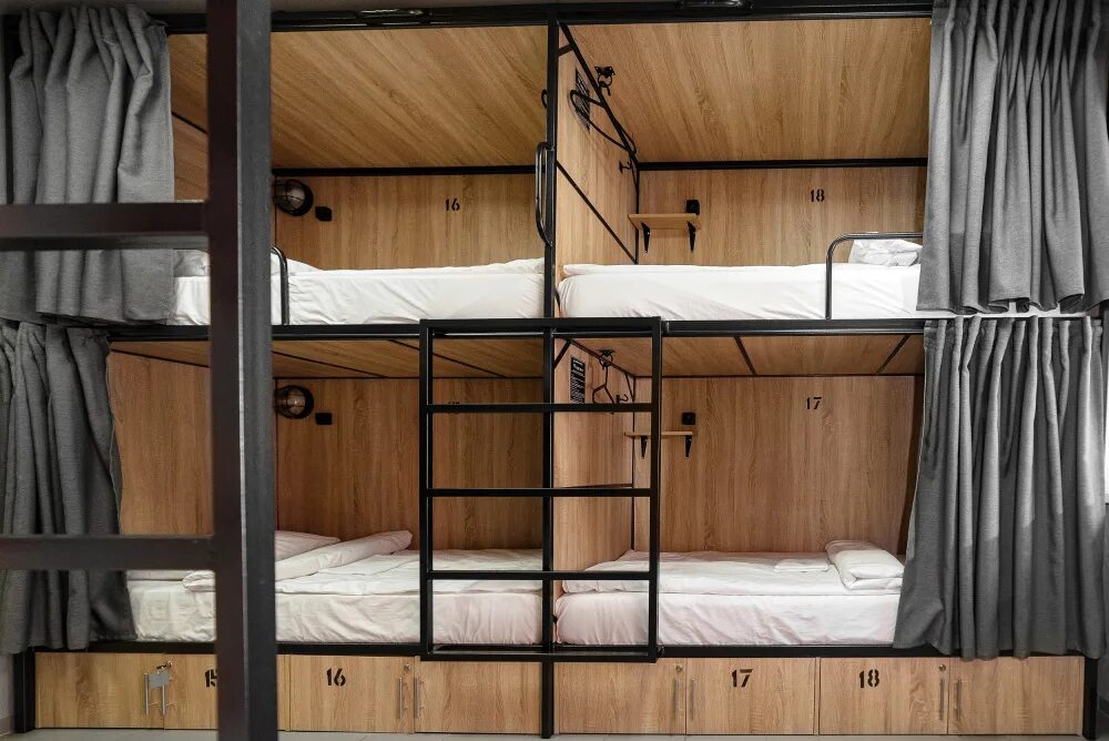 Слип хостел. Хостел барнаул привокзальная. sleep box hostel привокзальная ул 45 барнаул. sleepbox барнаул хостел. боксы для хостелов.