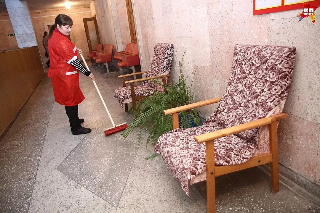 Уборщица инвалид. Уборка для инвалидов. уборщики в монастыре.