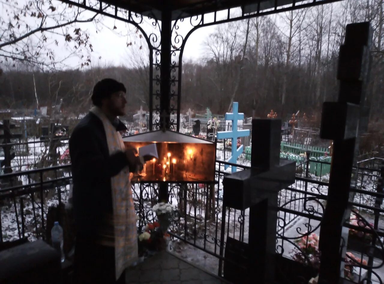 Пасха кладбище. Панихида на леонтьевском кладбище. погост в пасху. мертвые на кладбище в пасху. посещение кладбища в пасхальную неделю.