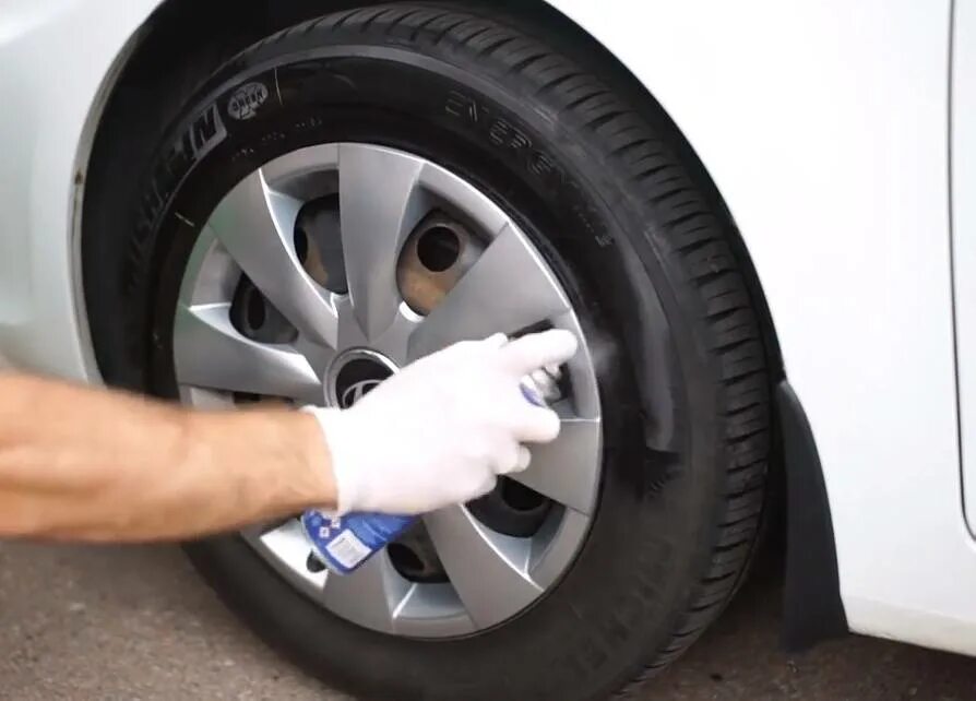 Чернитель резины хозяйственным мылом. Обновить шины. Чернение резины. Чернение резины до и после. Чернение резины.