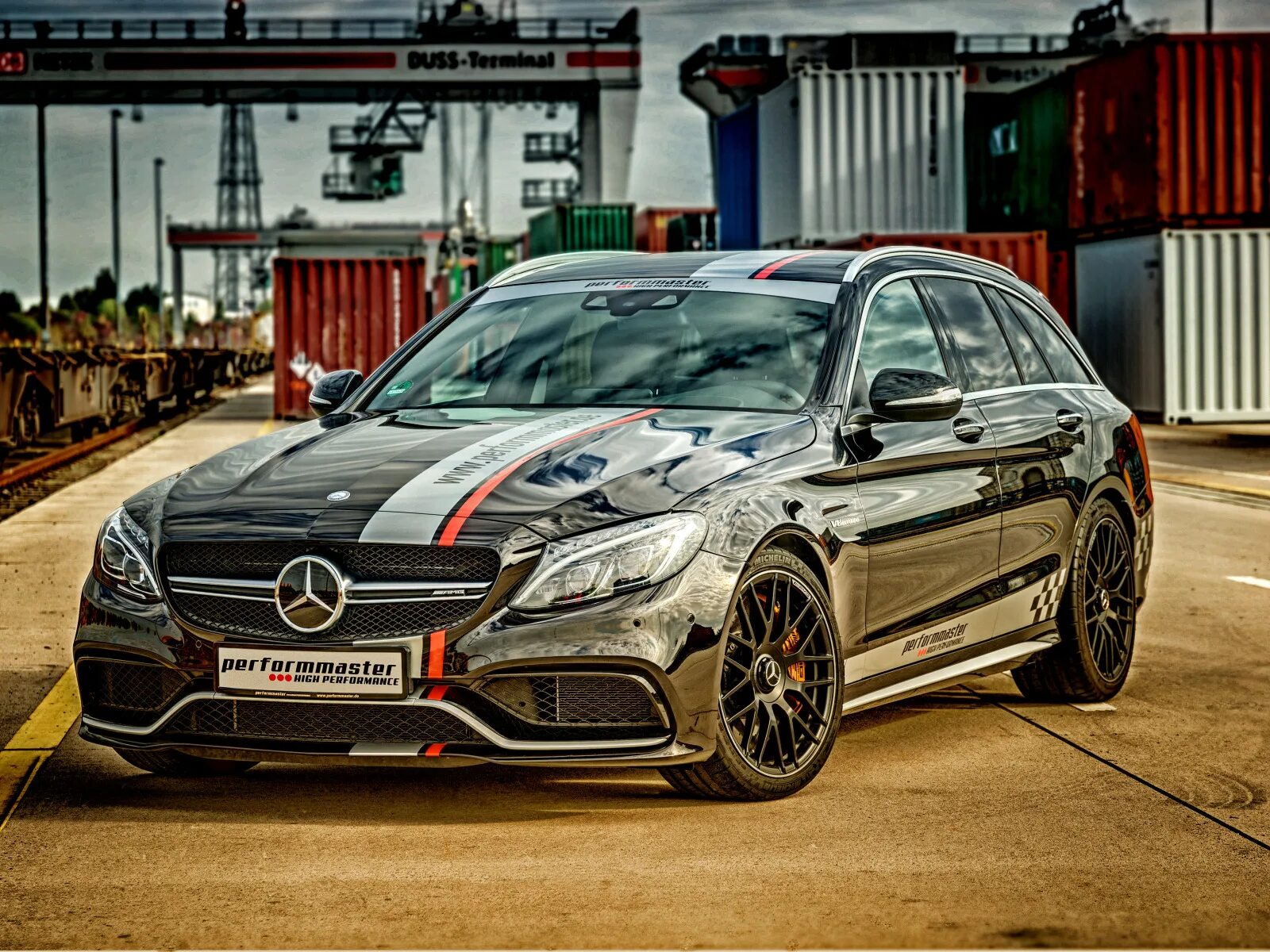 Мерин в полосы. Тюнинговые Mercedes Benz AMG. Мерседес c63 AMG Universal. Mercedes Benz e63s AMG универсал. Тюнингованные Мерседесы АМГ.