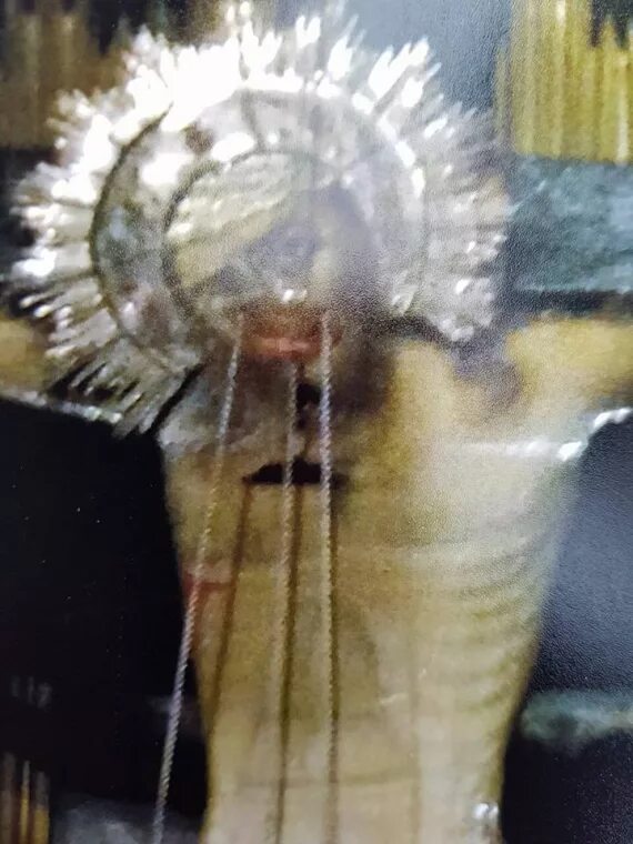 Христос открыв глазки. Статуя иисуса с открытыми глазами. Иерусалим иисус христос открыл глаза. Статуя иисуса христа открыла глаза. Распятие иисуса христа голгофа в храме иерусалим.