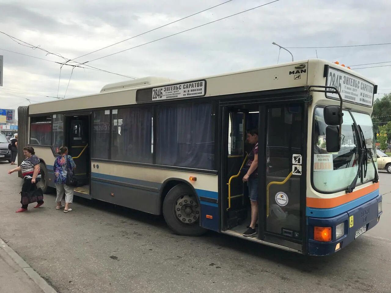 Саратов автобусы телефон. Автобусы Саратова. Саратовский автобус. Саратов новости автобус. Саратовская маршрутка.