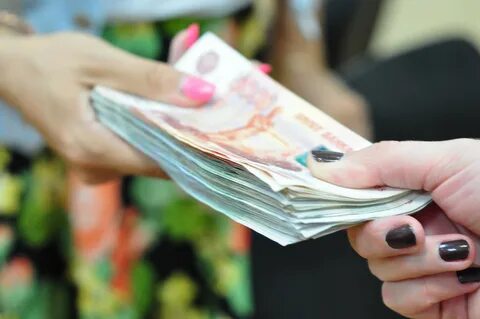 Девушка передает деньги
