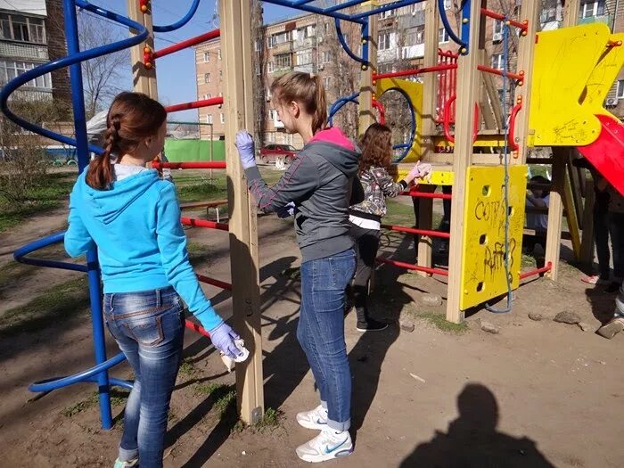 Красивая девушка на детской площадке. Девочка на детской площадке. Девочка школьная площадка. Фотосессия на детской площадке. Первоклассницы рисуют на асфальте.