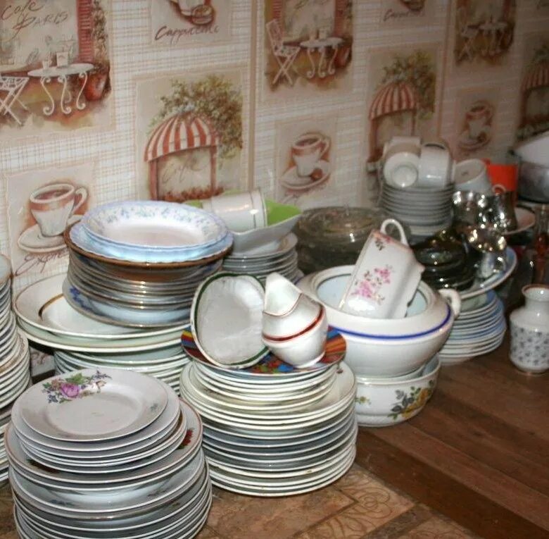 Авито посуда купить. Домашняя посуда. Много посуды. Куча старой посуды. Много тарелок.