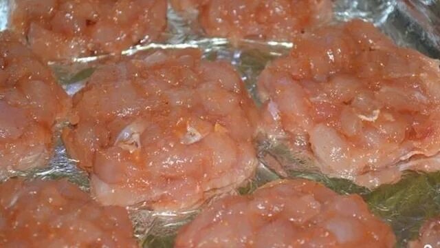 Медальоны из кабачков с фаршем. Свиные медальоны в беконе. Медальоны из фарша. Медальоны из свиной вырезки в беконе. Рецепт медальонов из кабачки.