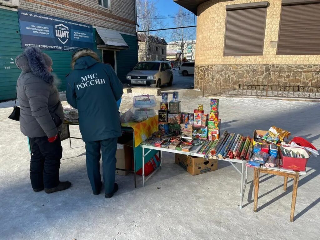 Торговля фейерверками. Продавец пиротехники. торговля пиротехникой на улице. торгую петардами. пиротехника в биробиджане.