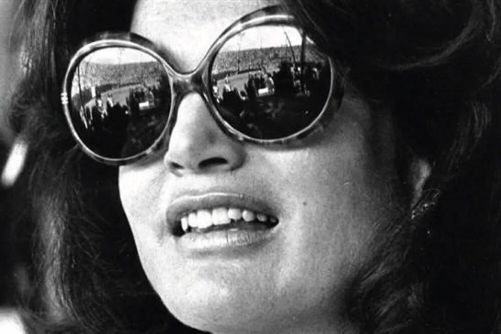 Your sunglasses. Джеки Кеннеди очки. Солнечные очки Джекки Кеннеди.