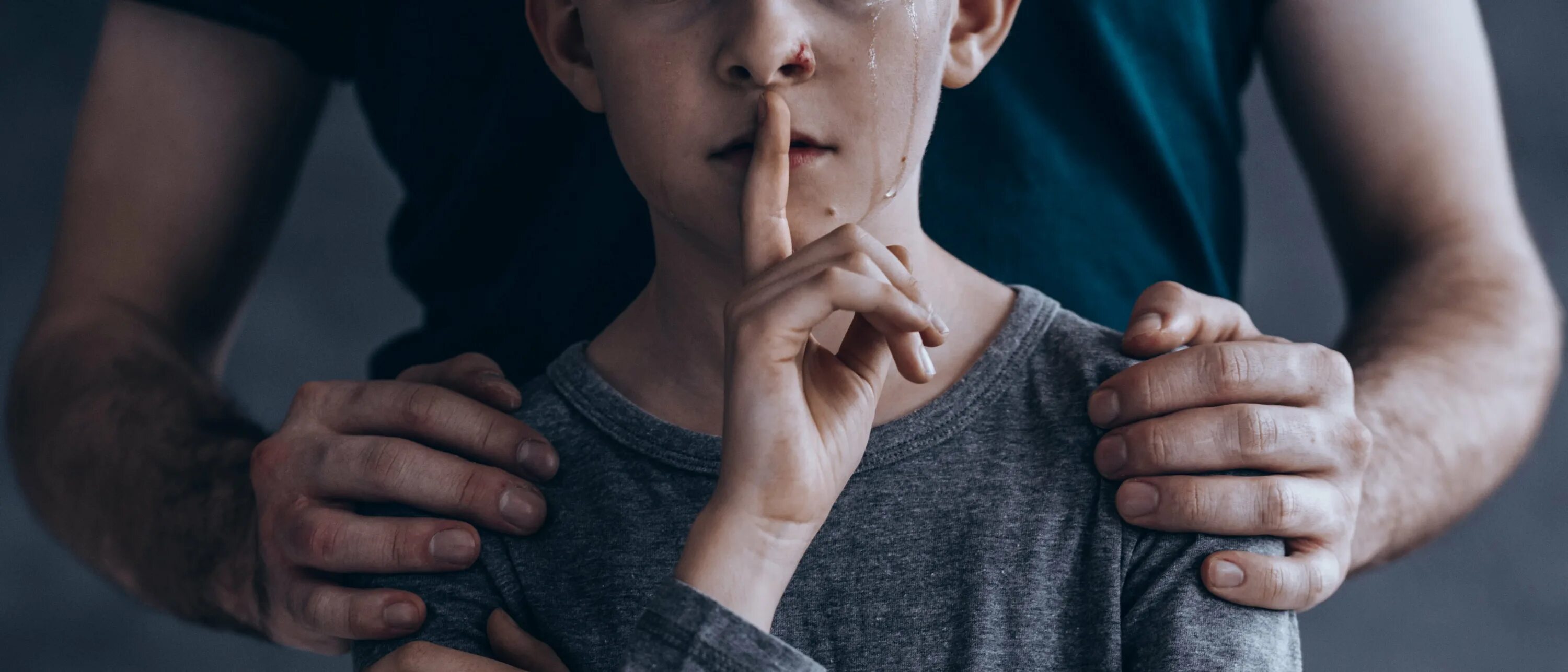 Домашнее насилие эстетика. Родителинакакзывают детей. Жестокость родителей к детям. Признаки физического насилия. Ребенок с закрытым ртом.