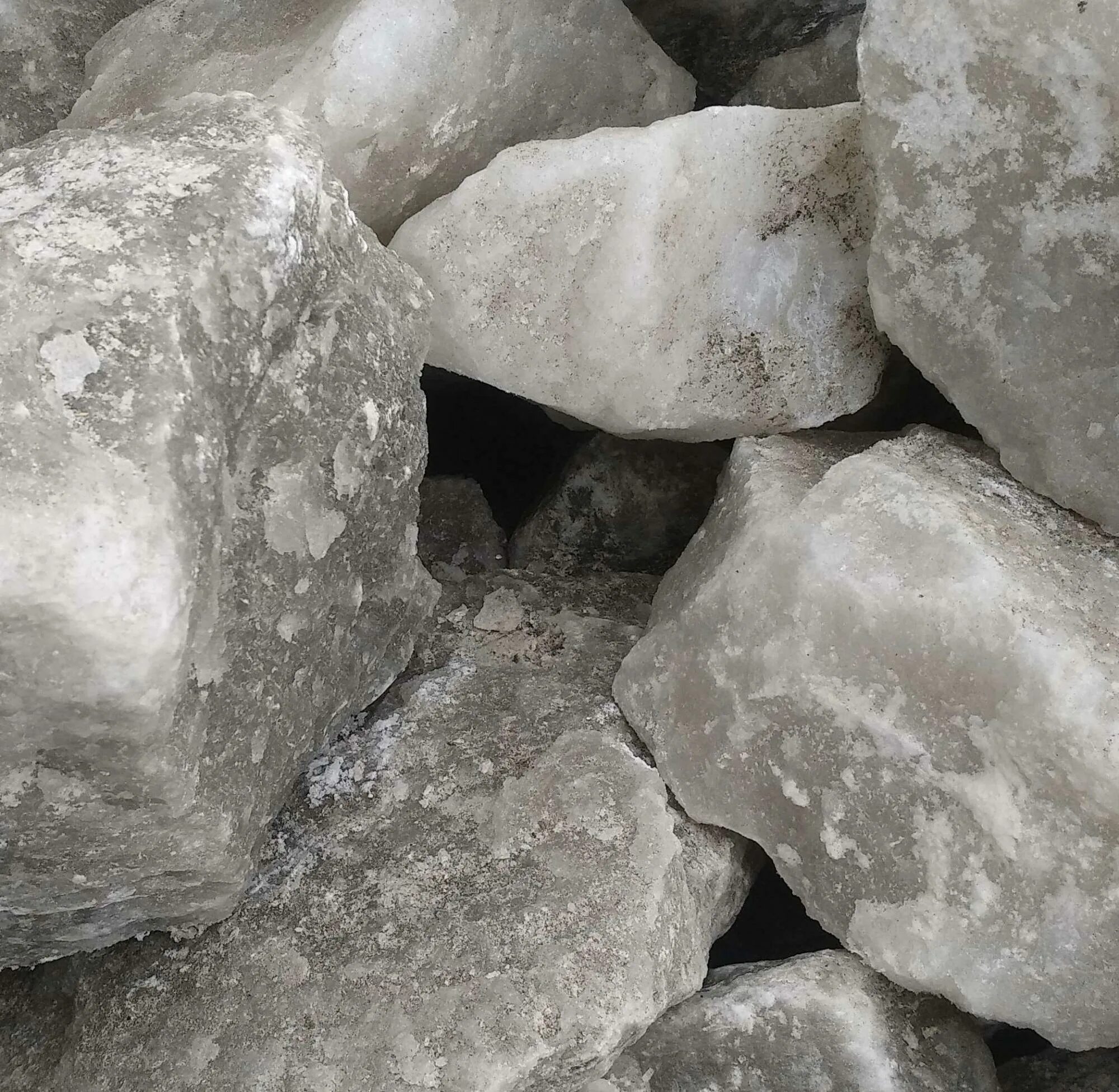 Каменная соль горная порода. Каменная соль фото. Соль и камни. Rock salt. Каменная соль порода.