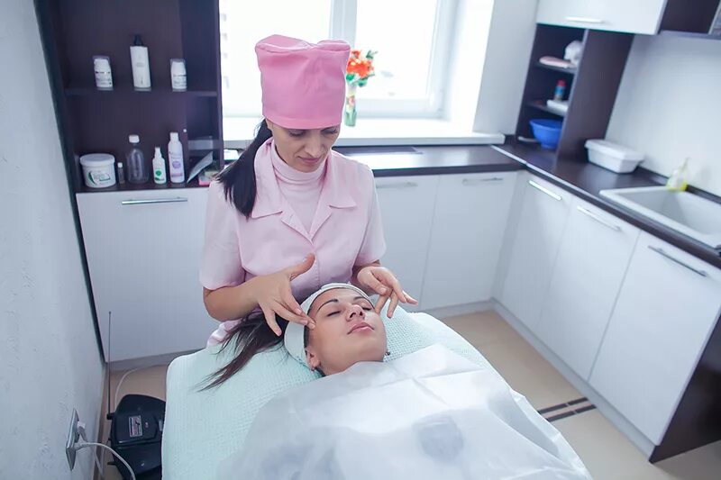 клиника эстетической косметологии в москве. кабинет косметолога. номер косметолога. медсестра по косметологии. кабинет для косметологических процедур.