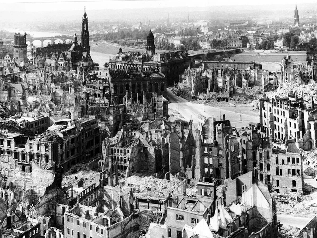 Германия после 1945. Дрезден бомбардировка 1945. Дрезден после бомбежки 1945 год. Дрезден до бомбардировки 1945.