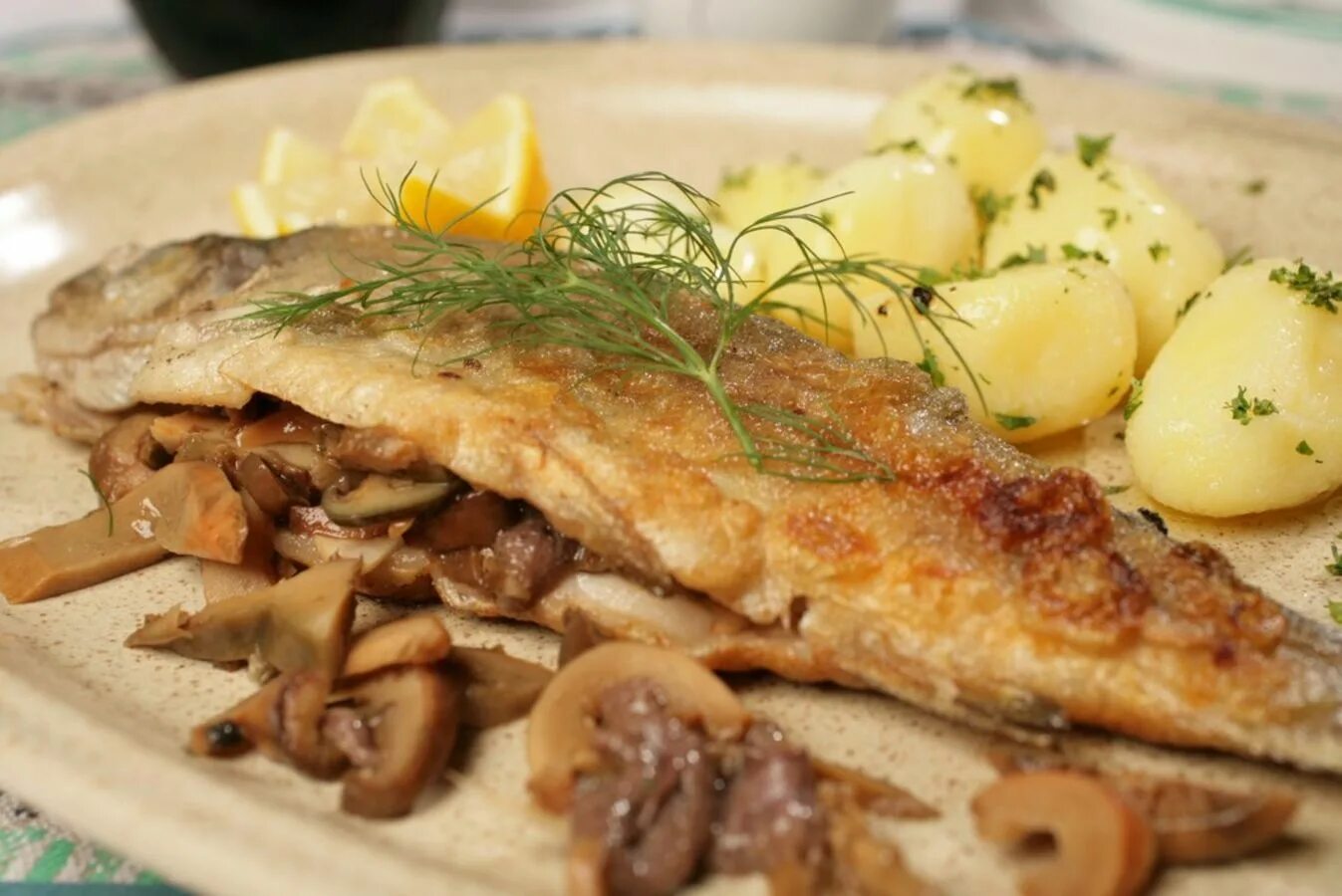 Рыба по монастырски в духовке. Рыба в сливочном соусе с грибами. Рыба пикша запеченная. Треска с грибами. Скумбрия в духовке с грибами и сыром.