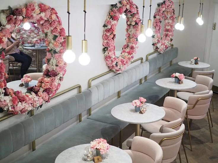Красивое оформление помещения Image result for jeff leatham flowers Hanging wedding decorations, Wedding flowe