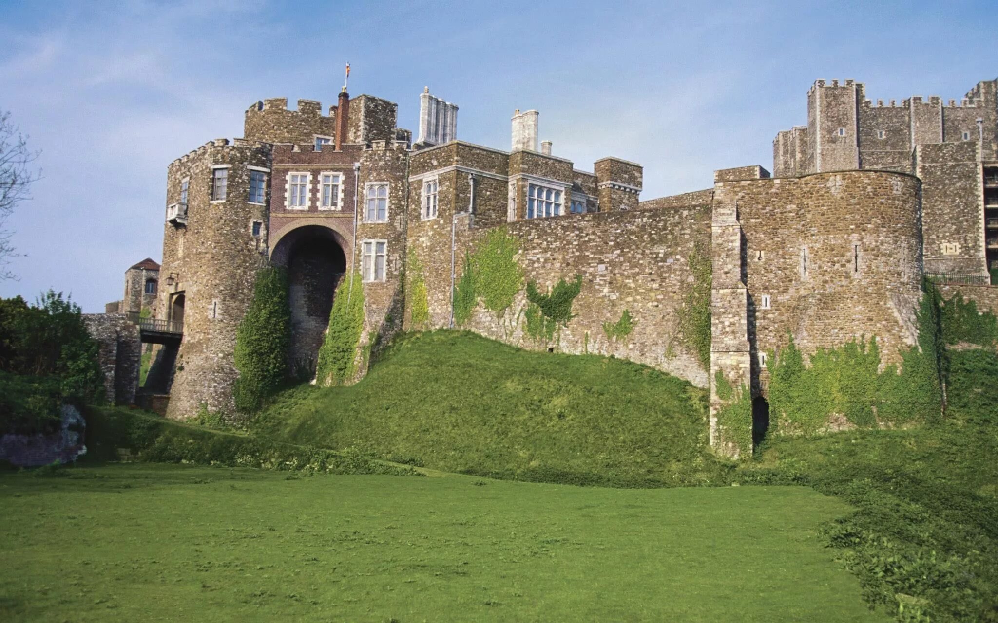Замок уоркуэрт англия. Дуврский замок дувр. Дуврский замок великобритания. Замок хёрстмонсо. Уорикский замок, великобритания.