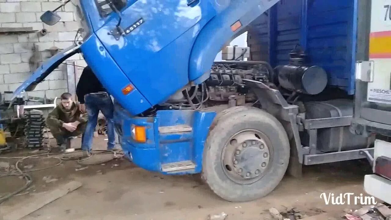Поднятие кабины камаз. Камаз 65117 с поднятой кабиной. камаз с поднятой кабиной. мурад мастер 061 плавающая кабина на камаз.