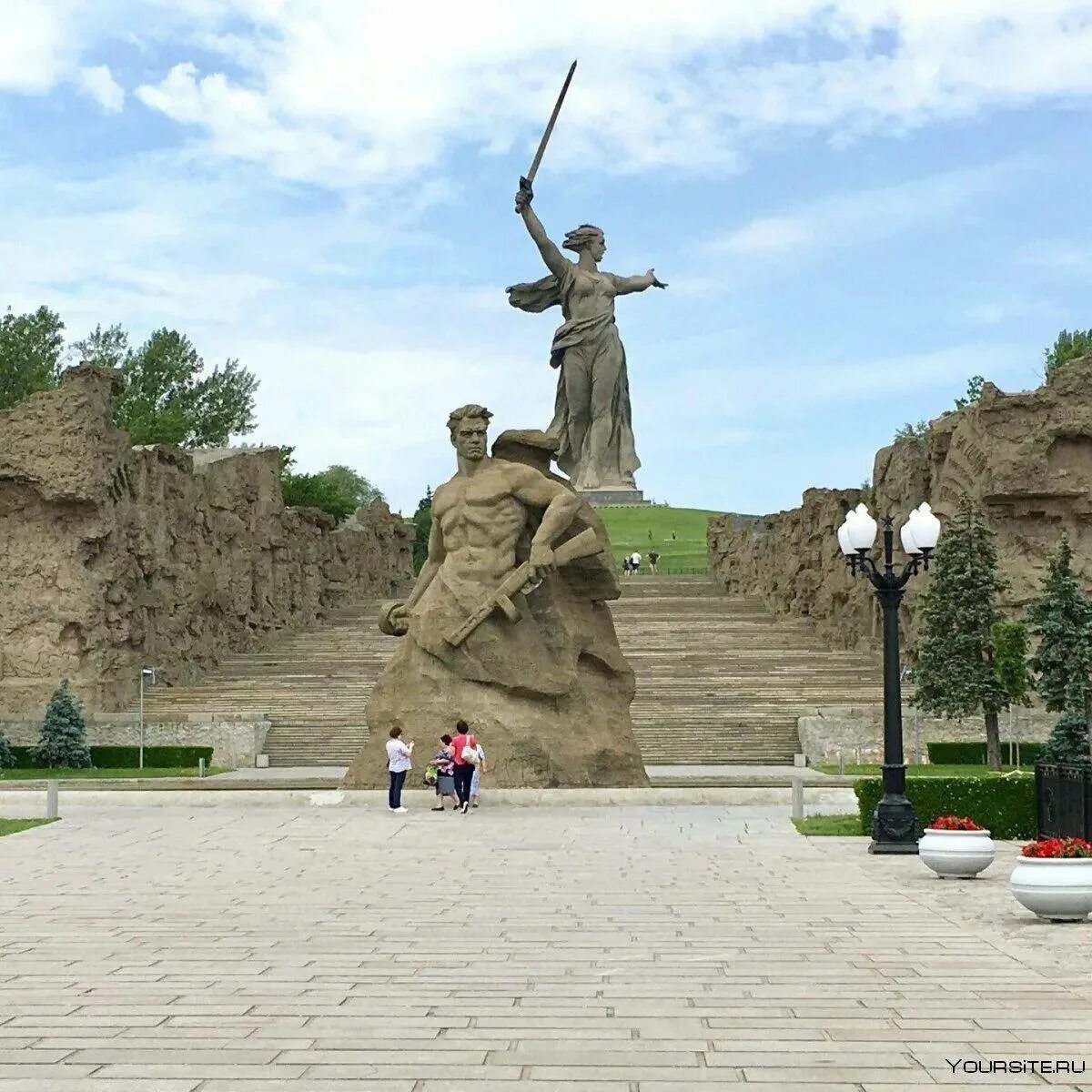 Мамаев Курган Волгоград. Мамаев Курган Сталинград Волгоград. Памятник Мамаев Курган в Волгограде. Мамаев Курган Родина мать. Мамаев курган какой район города