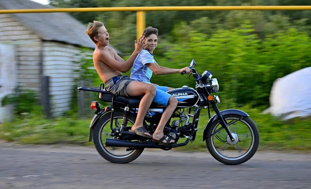 Мопед с мото. Мотоцикл для подростка. Подросток на мопеде. Мотоцикл в деревне. Сельский мотоцикл.