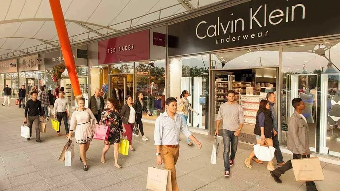 Calvin магазин галерея. Магазин calvin klein в аутлете белая дача. Calvin klein магазины в москве. Calvin klein outlet. Calvin klein европейский москва.