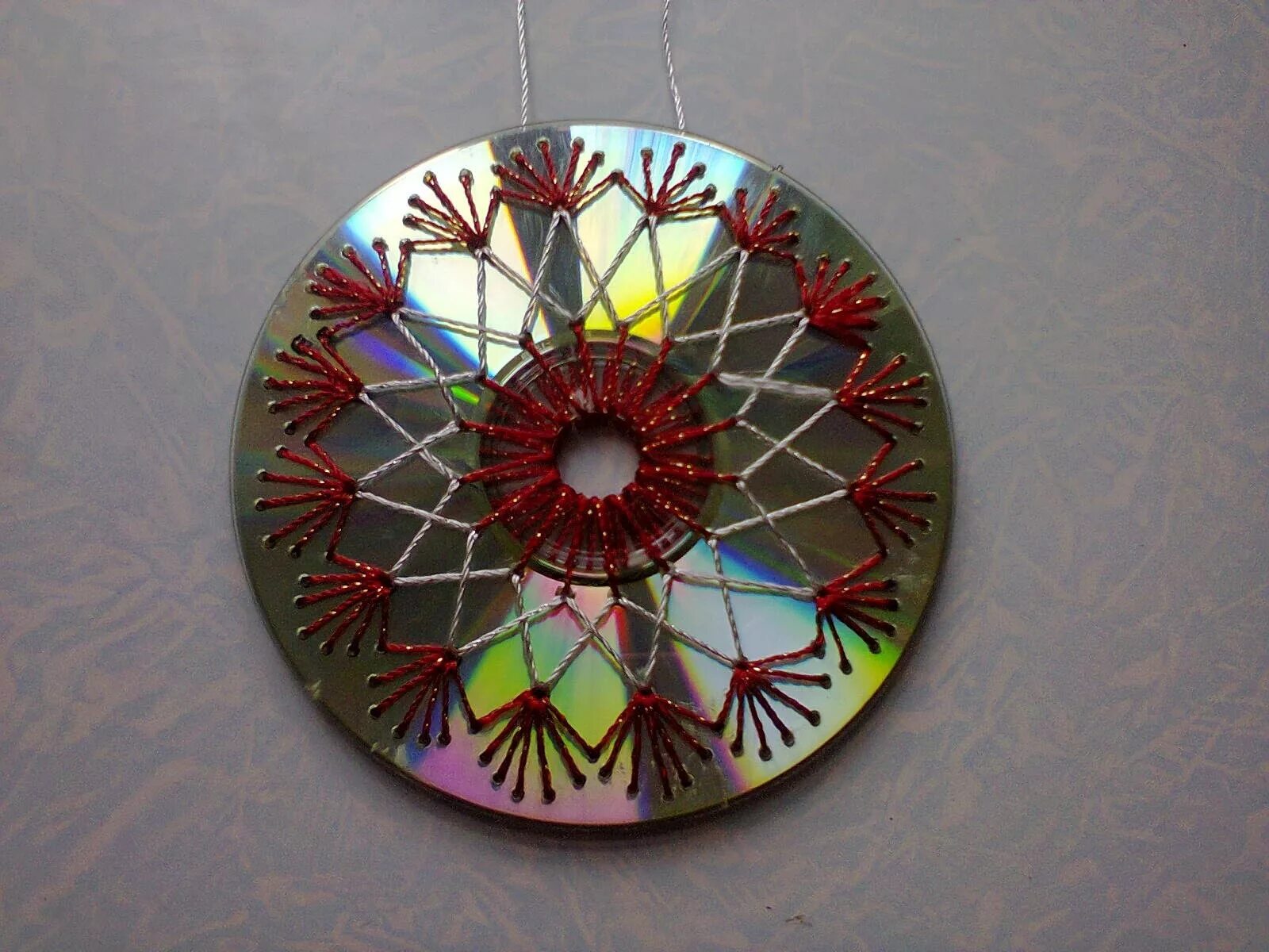 новогодние украшения из дисков. новогодние украшения из дисков. поделки из сд дисков на новый год. поделки из дисков на новый год. новогодняя игрушка из дисков.