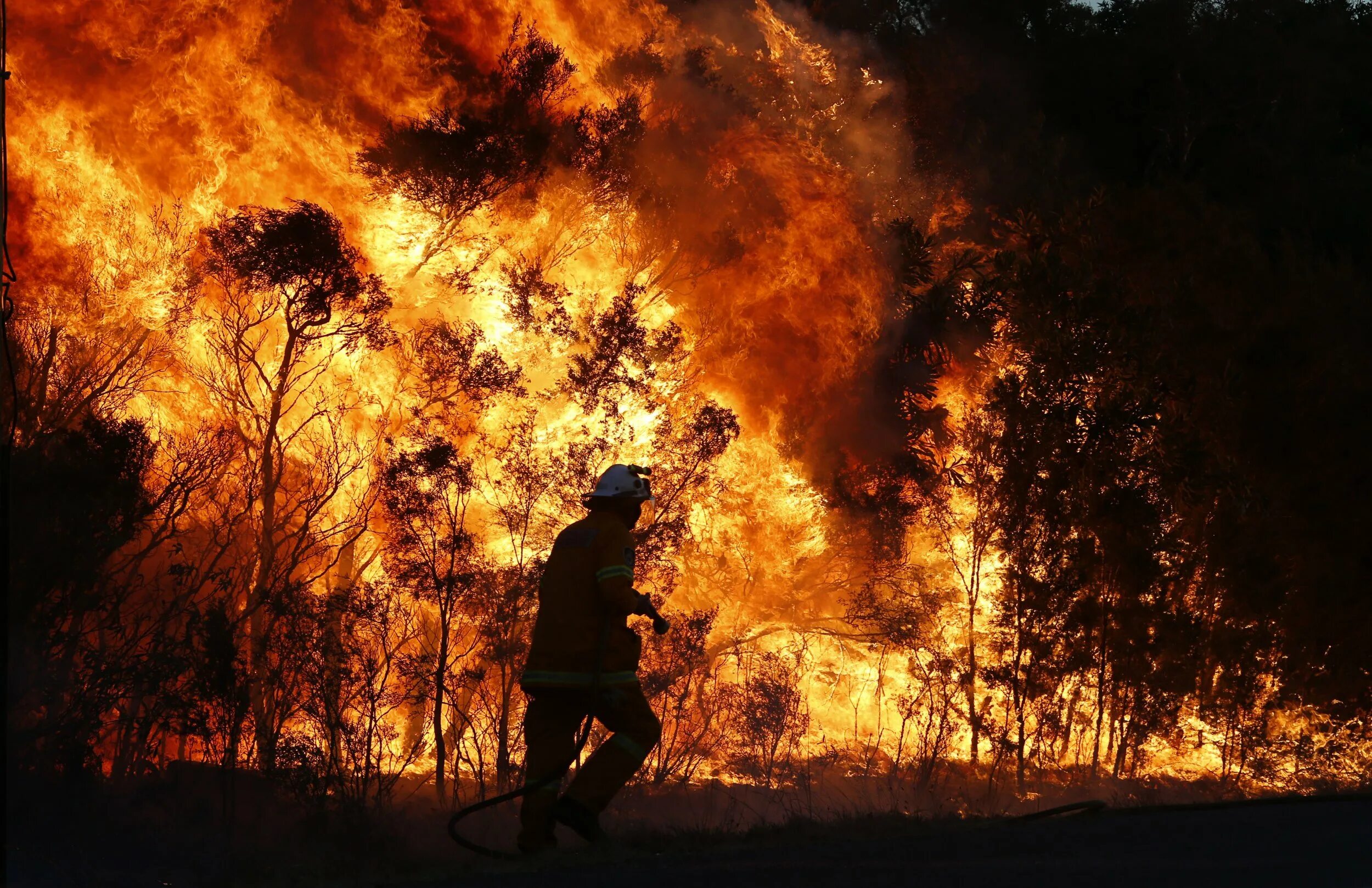 Земля в огне. Was trapped in fire. Человек охвачен огнем. Человек охвачен огнем. Пожар в тайланде.