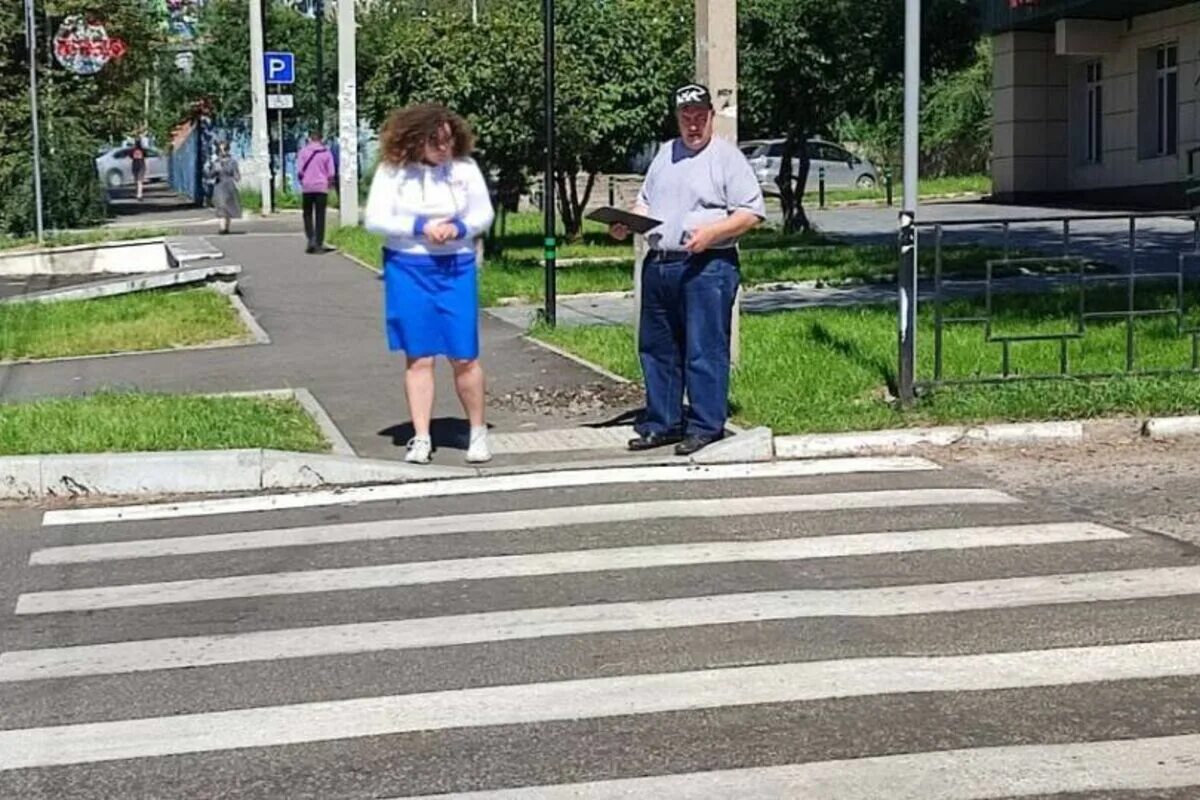 Переход пешеходного перехода с коляской. Акция пешеход на переход. пешеходный переход. безопасный пешеходный переход. пешеход на дороге.