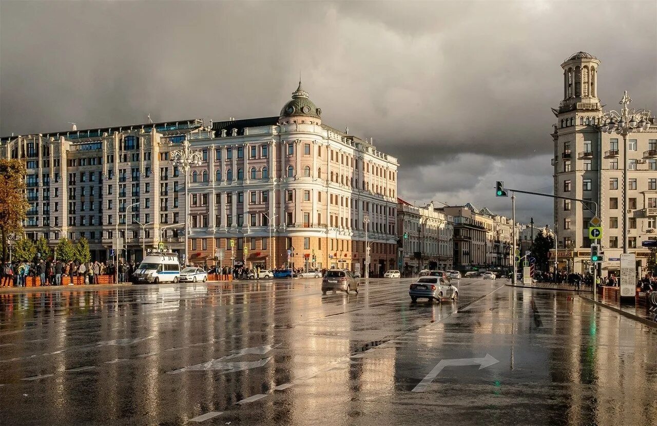 Тверская улица панорама. Панорама Тверская улица Москва. Тверская улица Санкт-Петербург. Город после дождя.