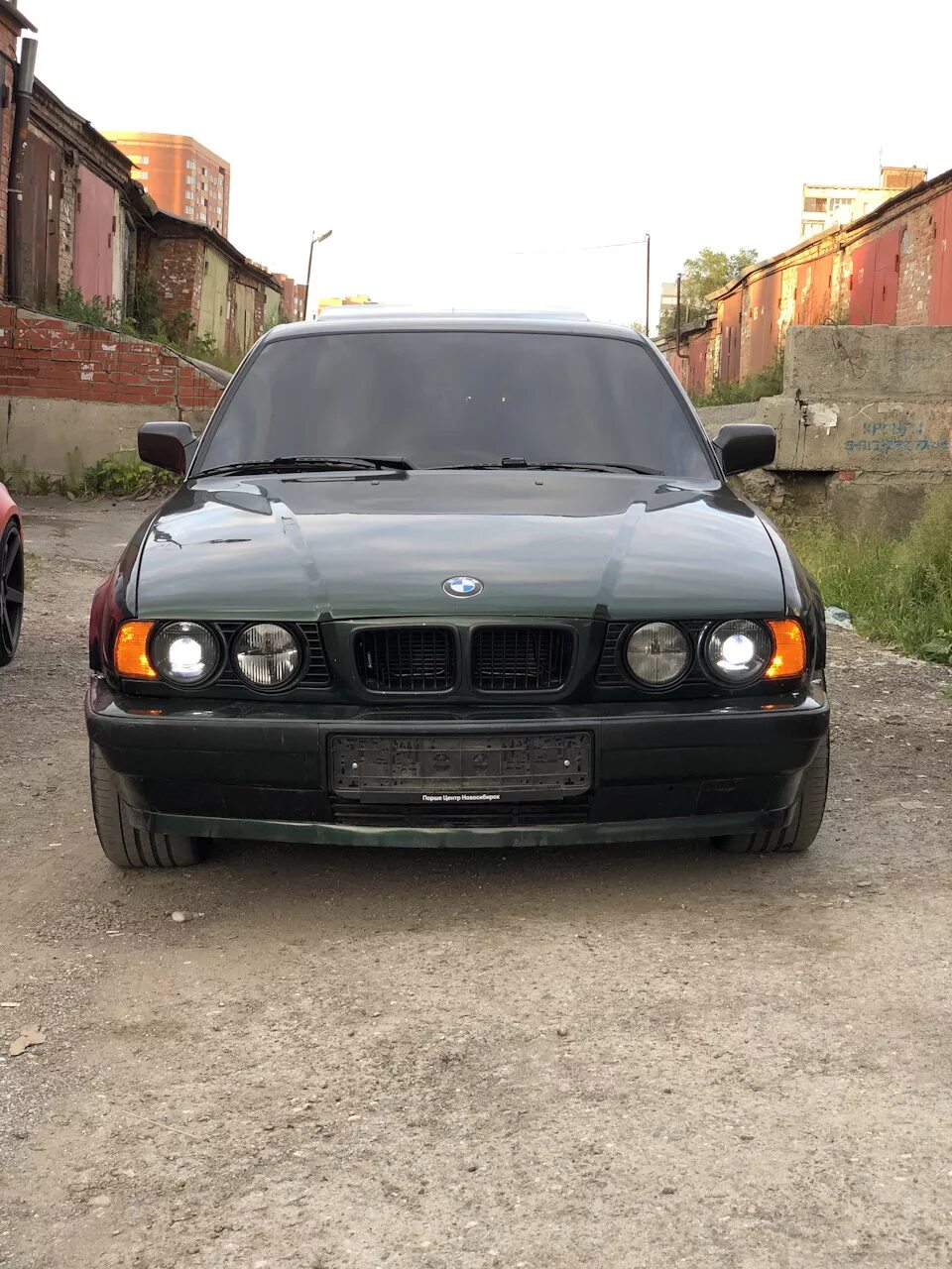 Е34 узкая. BMW e34 черная. BMW 5 e34 бункер. BMW e34 бумер. BMW 5 e34 бандитская.