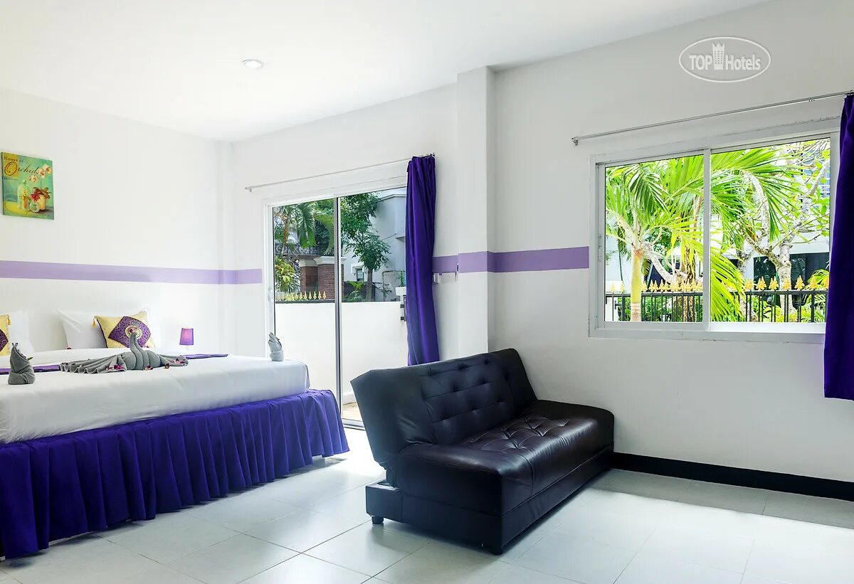Пхукет отель со слонами на входе. Пхукет my friends house. On hotel phuket 3 карон. Asena karon resort ex my friends house. Blue tuana hotel.