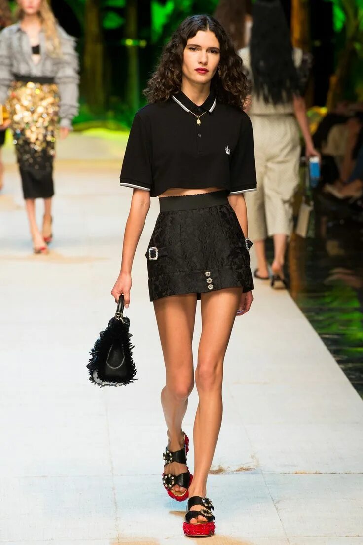 Зухаир мурад платья мини. Versace 2015 spring. Подиум мини юбки. Показ мини моды. Платья с модных показов.