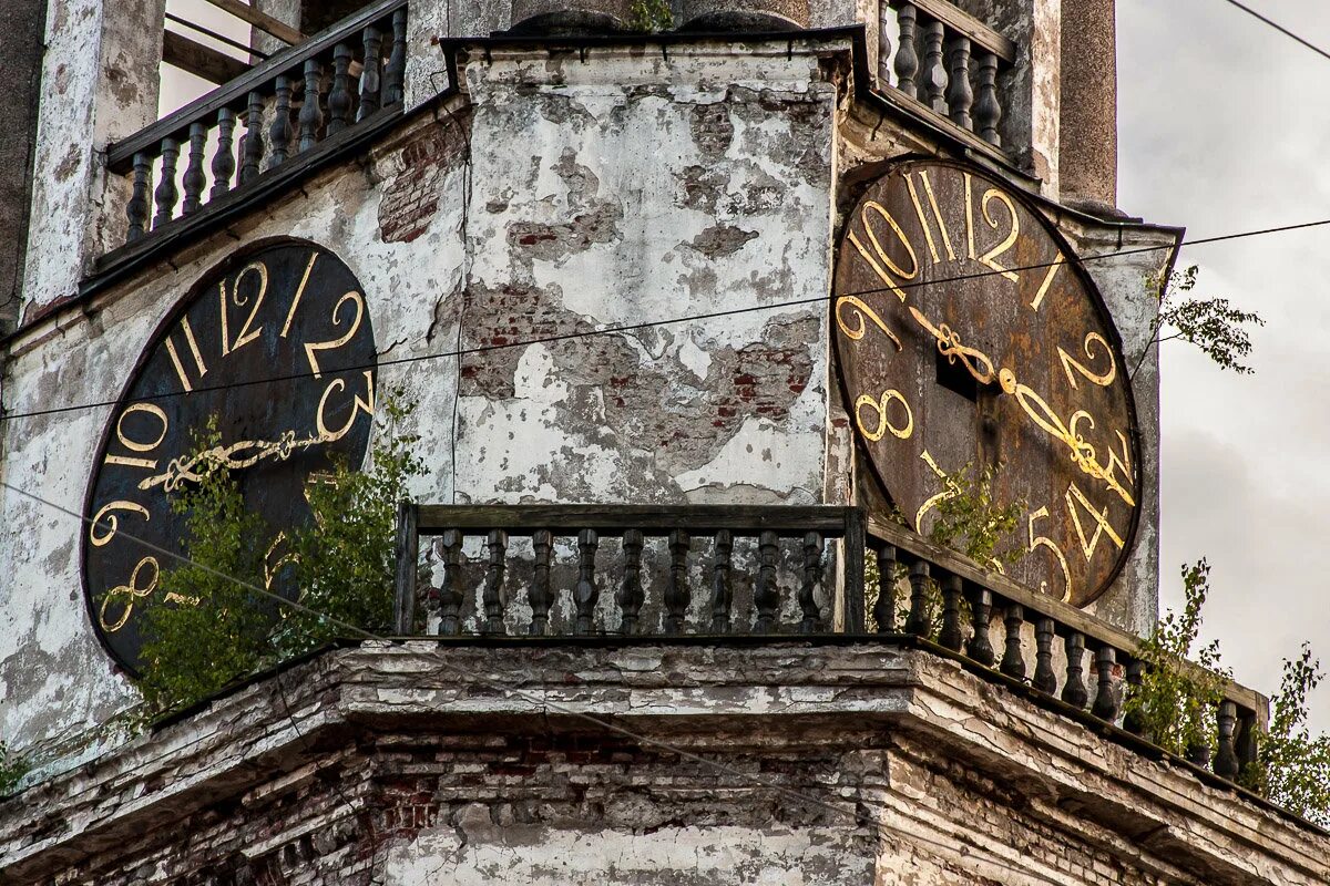 декорация старых часов. дом старинными часами. башенные часы в магдебурге. старинные часы в интерьере. дом старинными часами.