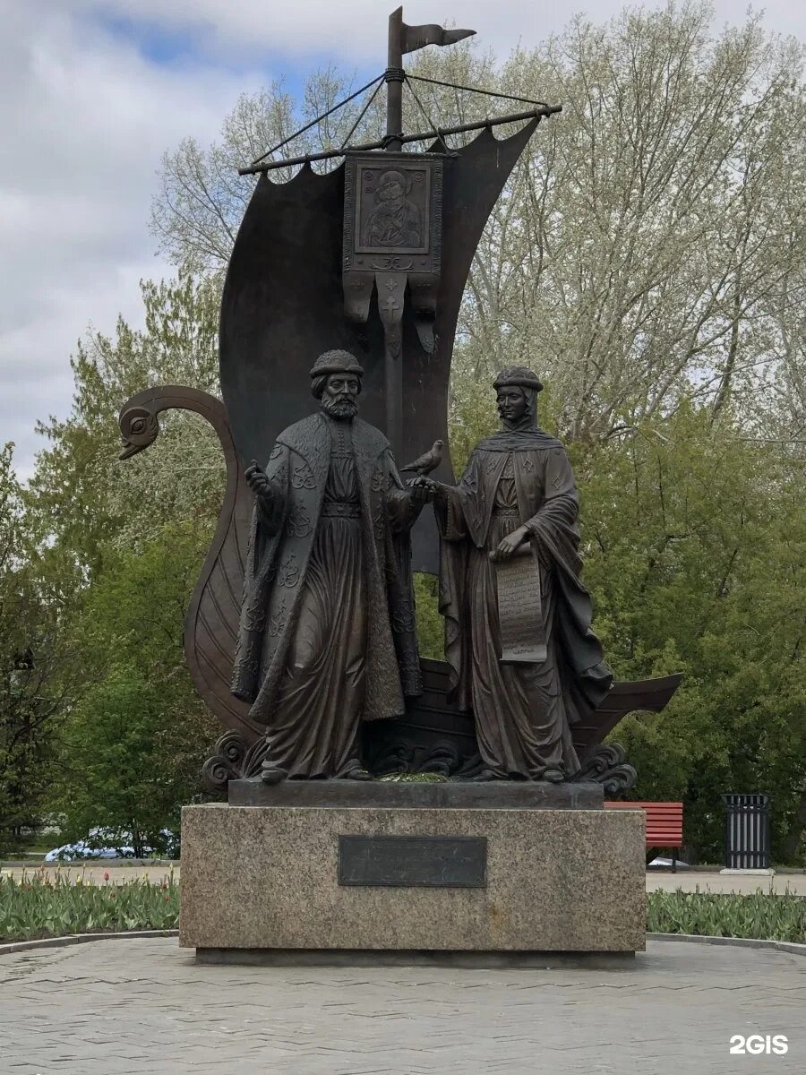 Памятник князю петру и княгине февронии батайск. Памятник петру и февронии в заречном свердловской области. памятник святым петру и февронии екатеринбург. петр и феврония муромские памятник архангельск. памятник петру и февронии муромским в екатеринбурге.