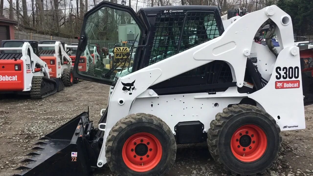 Бобкэт купить б у. Бобкэт 300. Bobcat s300. Мини погрузчик Бобкэт с300. Bobcat s300 двигатель.