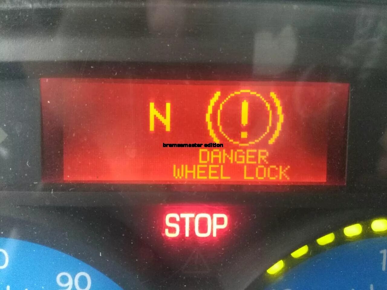 Ошибка рено магнум danger wheel lock. Danger wheel lock. Значки ошибок на рено премиум 450. На рено кангу 1 экранчик на панели для отображения радиостанции. Lock open.