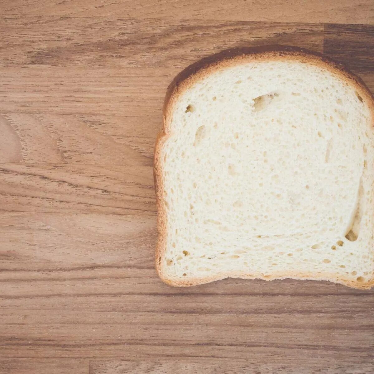 Ломтик хлеба. Кусочек хлеба. Кусок хлеба на столе. Хлеб на аву. Дай кусочек хлеба