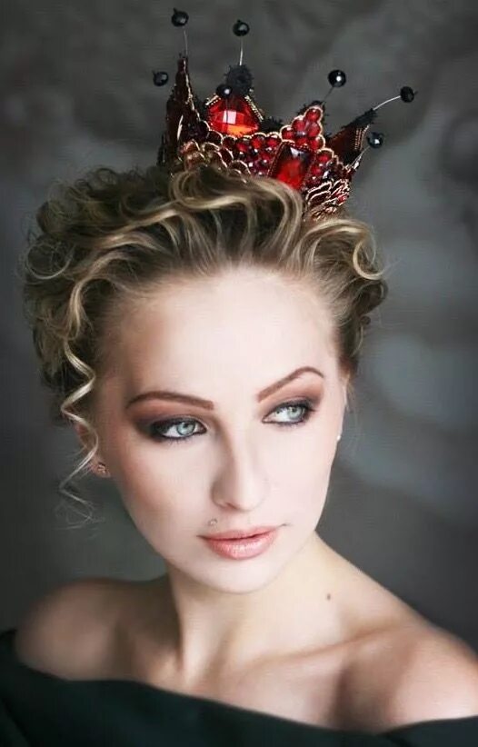 Модная стрижка королева Models walk on the podium during the OMC Hairworld World Cup contest... Competit
