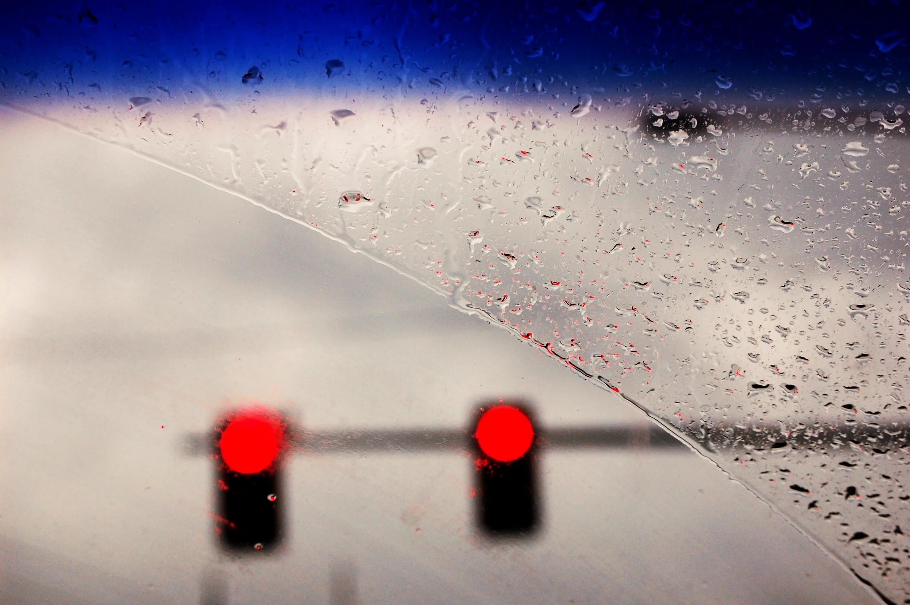 Лобовое стекло в каплях дождя. Капли на стекле машины. Запотевшее стекло в машине. Машина дождь.