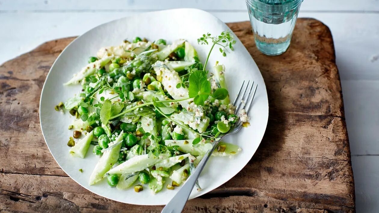 Киноа с цукини. Салат с цукини. Салат из цукини. Легкий салат с цукини. Салат с сырым кабачком.