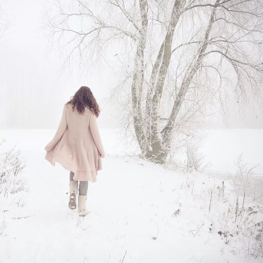Я бегу по снегу босиком. Девушка идет по снегу. Со спины зимой. Девушка зимой. Зима уходящая девушка.