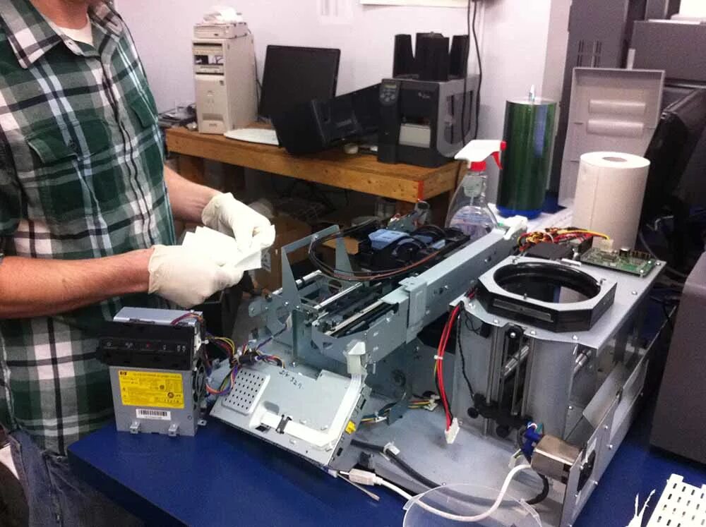 принтер в офисе. сервисный центр по ремонту принтеров. сервисный центр оргтехника. сервисный центр принтеров. мастер по ремонту принтеров.