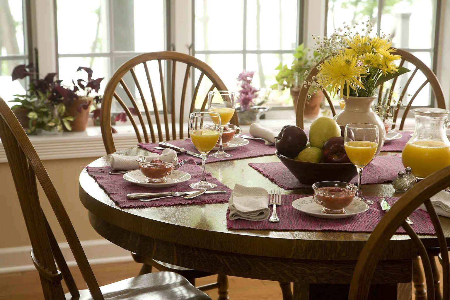 Breakfast is the table. Интерьер стол на переднем плане. breakfast table. tea table. table evening.
