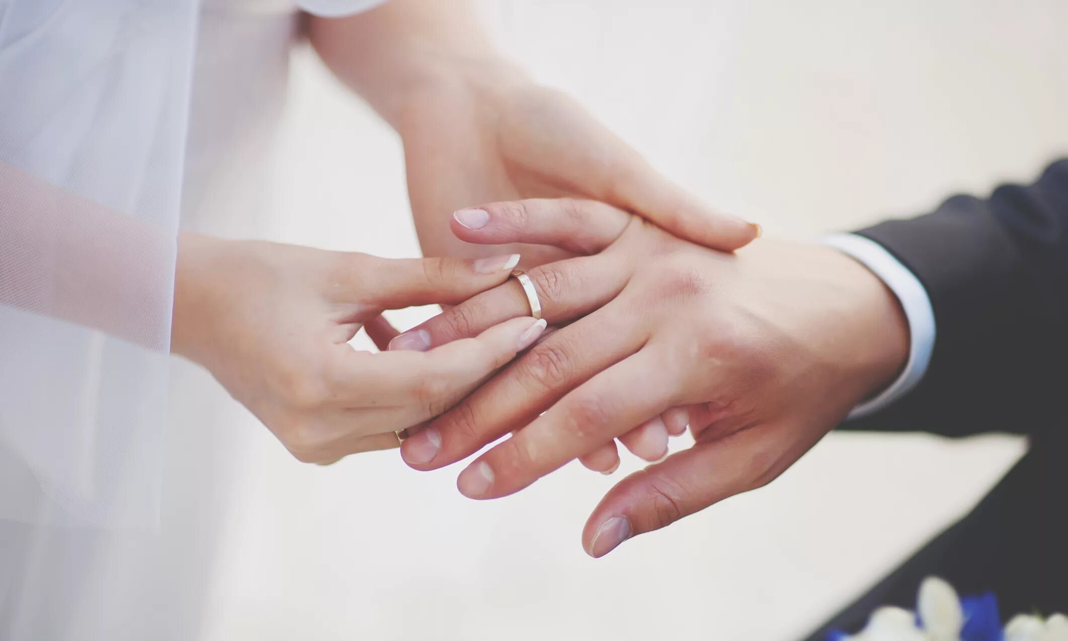Одевает кольцо. Жених надевает кольцо невесте. Молодожены обмениваются кольцами. Обручальные кольца жених и невеста.