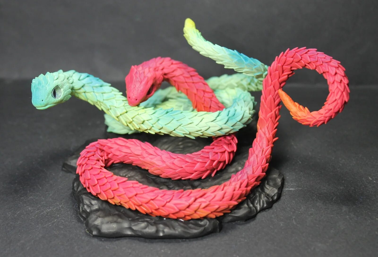 змея из фетра выкройка. игрушка змея из ткани. цветы дракоша. символ года 2022 из фоамирана. змейка из полимерной глины.